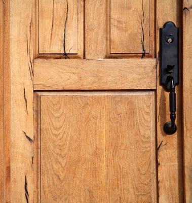Двери можно приобрести в столярных мастерских, производителях дверей, на лесных складах и в центрах по благоустройству дома